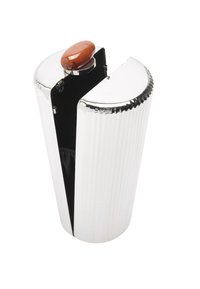 Srebrny metalowy flakon o żłobionej fakturze, zaokrąglonym wierzchołku i pomarańczowym kamiennym akcentach na wieczku. Posiada czarne wnętrze i boczne otwarcie umożliwiające dostęp.