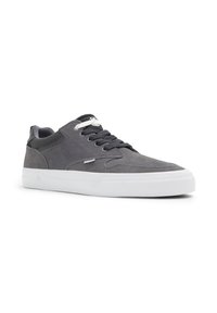 Zapatillas de ante gris con parte superior texturizada, suela de goma blanca y acentos de malla gris. Presenta cordones planos grises y un diseño sencillo.