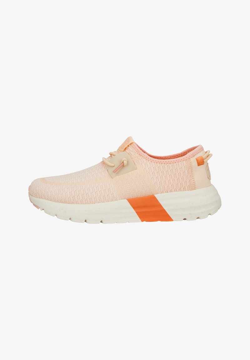 Helle rosa Sportschuhe mit einem atmungsaktiven Strick-Obermaterial, orangefarbenen Akzenten, einer gepolsterten Sohle und einer Schlaufe für einfaches Anziehen.