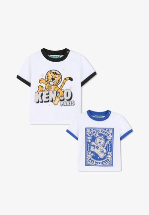 Dwie koszulki z krótkim rękawem: jedna biała z czarnym kołnierzykiem i grafiką tygrysa oraz napisem "KENZO PARIS", druga z niebieskimi akcentami i grafiką lwa.