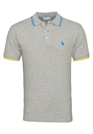Polo de manga corta en gris claro con rayas azules en el cuello, bordes amarillos en las mangas, tres botones y un pequeño logo azul bordado en el pecho.