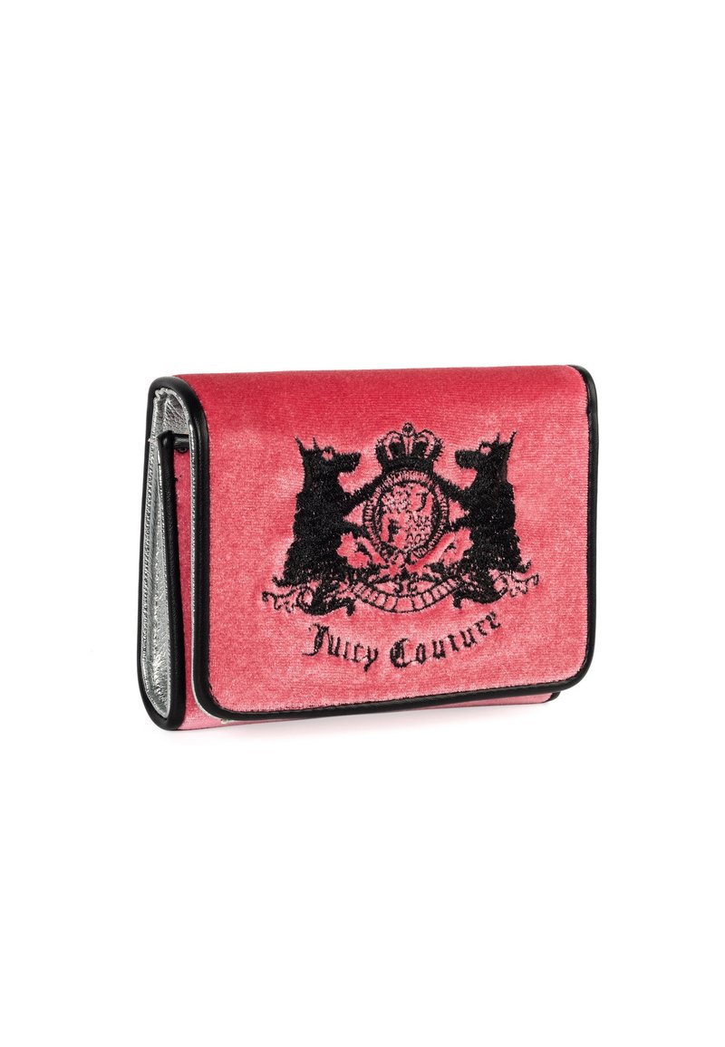 Portefeuille en velours rose avec un motif de blason brodé noir, présentant une finition texturée, un doublure argentée et des bordures noires. Forme rectangulaire compacte.