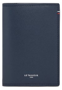 Cartera de cuero azul marino con una textura lisa, que presenta costuras de acento en blanco y rojo, un logo en relieve y una orientación vertical.