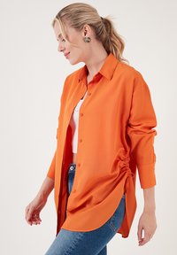 LELA Nööpidega pluus - orange
