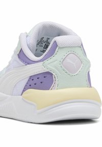 Puma tenisice s bijelim mrežastim gornjištem, lavandastim i mint kožnim detaljima, okruglog oblika i teksturiranom svijetložutom potplatom.