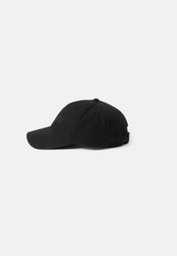 Cappellino da baseball nero in cotone, con visiera curva, corona strutturata e discreto logo in rilievo sul pannello frontale.