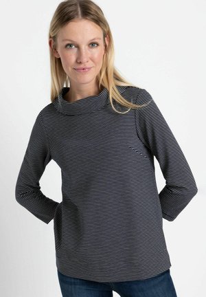 Langarmshirt in Marineblau und Weiß mit Streifen, hohem Kragen und lockerer Passform. Der Stoff wirkt weich mit einer glatten Textur und leichtem Stretch.