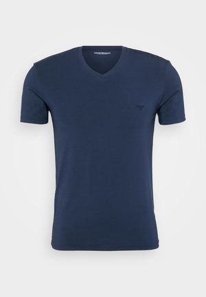 T-shirt à col en V bleu marine à manches courtes, fabriqué en tissu lisse et léger, avec un petit logo sur le côté supérieur gauche de la poitrine.