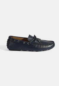 Marine lederen moccasin instapschoen met decoratieve veters, ronde neus en gestructureerde rubberen zool. Gladde afwerking en stevige stiksels.