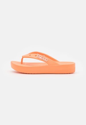 Orange Crocs mærke flip-flop sandal med tekstureret fodseng og T-rem på ens hvid baggrund.