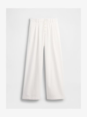 Pantalones de pierna ancha blancos, hechos de una tela suave, con una cintura alta, cierre de botón frontal visible y costuras cuidadas a lo largo de los dobladillos.