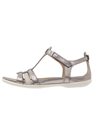 Metallisch silberner Sandale mit offenem Design. Verfügt über einen T-Riemen und eine verstellbare Schnalle. Weiche Innendämpfung und Gummisohle für Komfort.