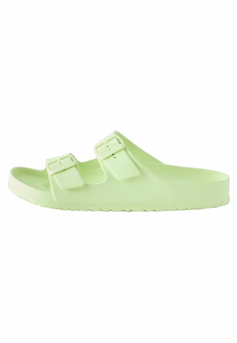 Sandales vert clair en matériau en caoutchouc, dotées de deux sangles réglables avec boucles. La semelle présente un motif texturé pour une meilleure adhérence.