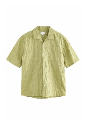 Camisa de manga corta con botones en verde claro, con un patrón abstracto texturizado. Presenta un cuello y un dobladillo recto.