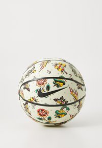 Basketball med tatoveringsmønster, der har en struktureret elfenbensfarvet overflade, sorte accenter og farverige designs af roser, slanger og flammer.