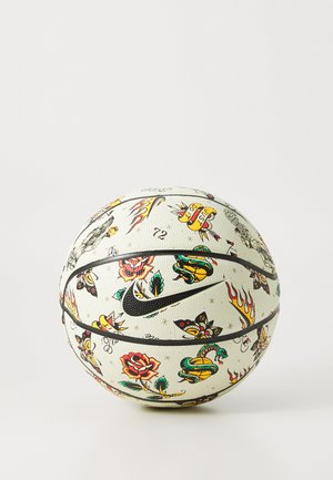 Un ballon de basket avec un motif de tatouage, présentant une surface texturée ivoire, des accents noirs et des designs colorés de roses, serpents et flammes.