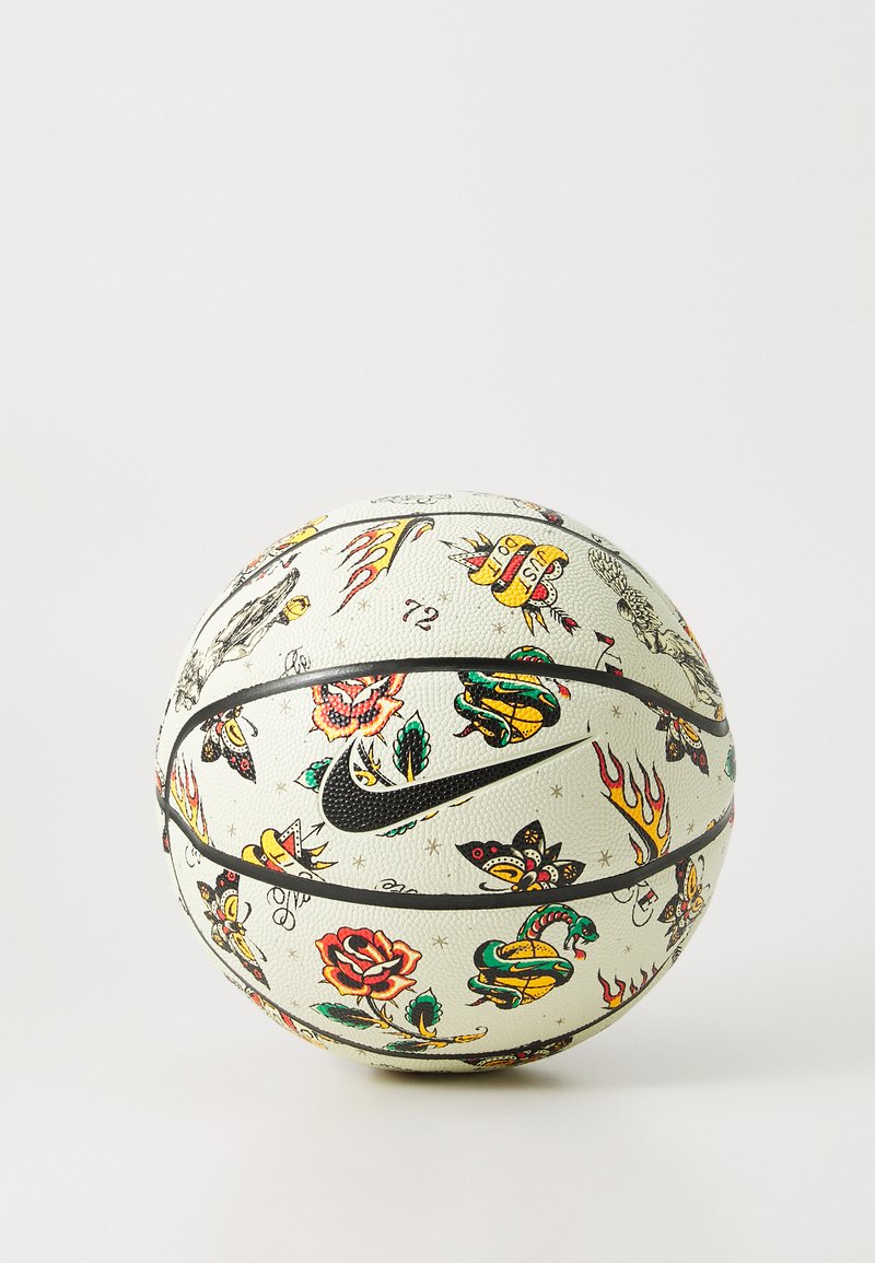 Basketball med tatoveringsmønster, der har en struktureret elfenbensfarvet overflade, sorte accenter og farverige designs af roser, slanger og flammer.