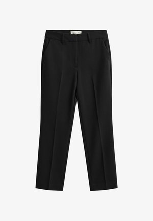 Zwarte, op maat gemaakte pantalon met voorzakken en lussen voor een riem, voorzien van een plooi in het midden van elk been.