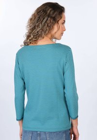 Türkis gestreiftes Langarmshirt mit Bootsausschnitt, das subtile gewellte Bündchen und ein tailliertes Design aufweist. Hergestellt aus einem weichen Baumwollmischgewebe.