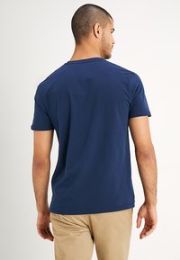 Navyblaues T-Shirt mit kurzen Ärmeln aus weicher Baumwolle, mit einem einfachen Rundhalsausschnitt und lockerer Passform, ohne sichtbare Muster oder Akzente.