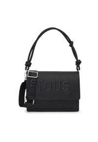 Borsa messenger in pelle nera con logo "TOUS" in rilievo, caratterizzata da un manico superiore annodato e removibile e da una tracolla regolabile con dettagli del logo.