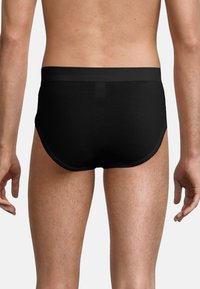 Zwarte zwembroeken voor mannen met een gladde textuur, elastische tailleband en een strakke pasvorm, met een low-rise ontwerp en minimalistische stikdetails.