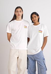 Tommy Jeans TJM REG SUMMER FLAG TEE EXT - Camiseta estampada - white