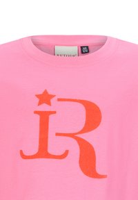 Różowa koszulka bawełniana z dużą pomarańczową literą "R" i wzorem gwiazd. Klasyczny okrągły dekolt z krótkimi rękawami.