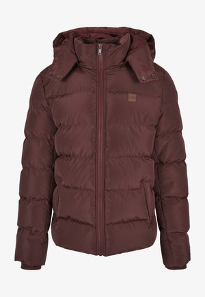 Burgundia puffer-jakk, millel on eemaldatav kapuuts, tõmblukk esiküljel, soonikkoes mansetid ja küljetaskud; sisaldab tepitud tekstuuri ja logomärki.