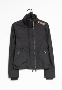 Sort isoleret jakke med høj krave, lynlås fortil, ribbede manchetter, to sidelommer og orange logo detalje på skulderen.