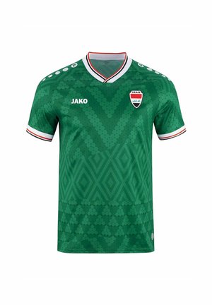 Grünes Fußballtrikot mit geometrischen Mustern, Wappen der irakischen Nationalmannschaft, JAKO-Logo und rotem, weißem und schwarzem Besatz am Kragen und an den Ärmeln.