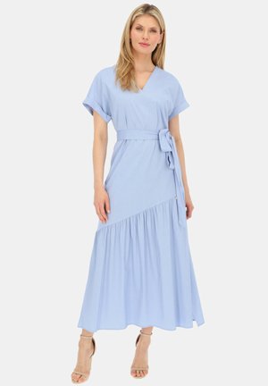 Jasnoniebieska, bawełniana sukienka maxi z dekoltem w serek, krótkimi rękawami, paskiem do zawiązania oraz marszczonym, warstowym dołem. Gładka tekstura i prosty design.