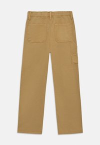 Μπεζ βαμβακερό παντελόνι με ίσια γραμμή, διαθέτει δύο πίσω τσέπες και μία πλάγια τσέπη cargo, λεία υφή και ελαστική μέση.