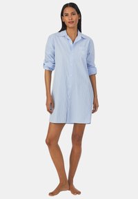 Camicia da notte a righe blu con chiusura a bottoni, colletto e maniche arrotolate. Tessuto morbido con vestibilità comoda e orlo arrotondato.