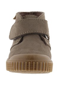 Bottines en suède marron avec une semelle en caoutchouc plate, dotées d'une sangle à velcro pour la fermeture et d'un intérieur en tissu doux pour le confort.