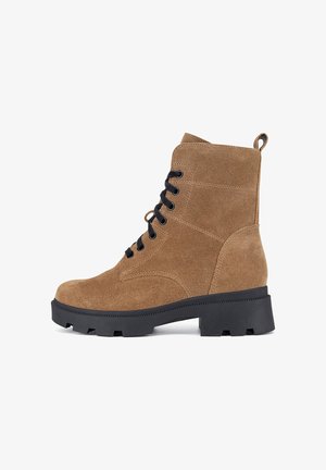 Smeđe gležnjače od brušene kože s vezicama i crnim gumenim potplatom, okruglim vrhom i ojačanim petama, dizajnirane za izdržljivost i udobnost.