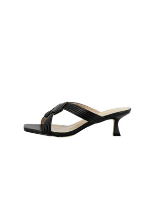 Sandalo da donna con tacco in pelle nera con cinturini annodati e tacco kitten basso e sottile, vista laterale su sfondo bianco.