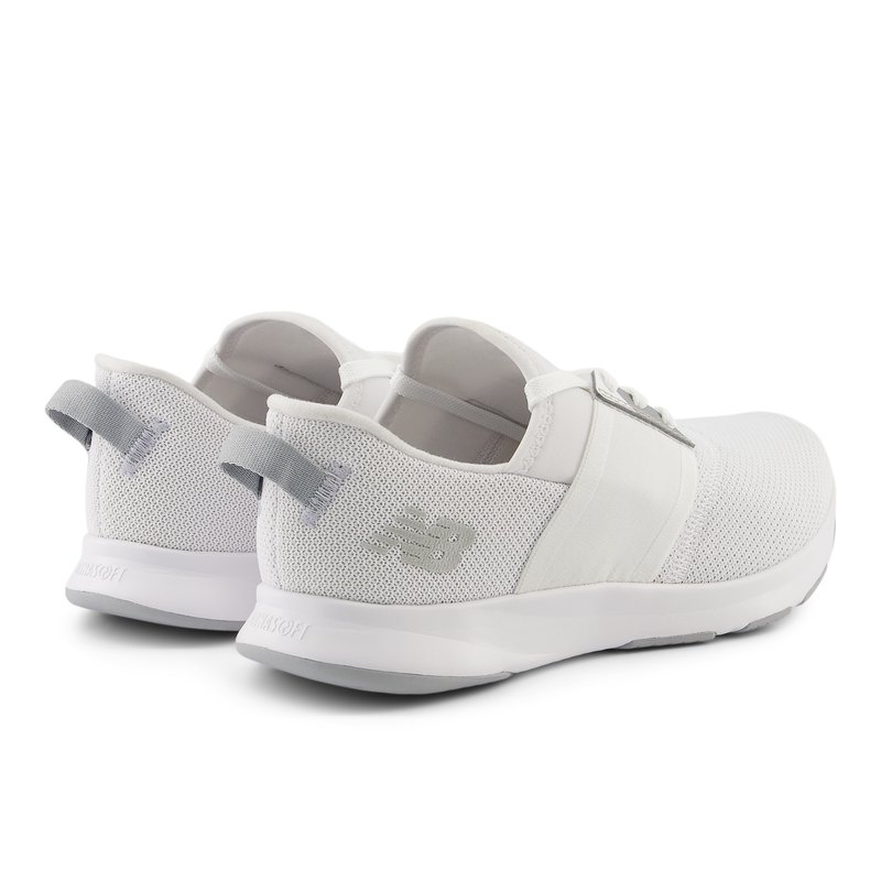 Zapatillas deportivas blancas con parte superior de malla y acentos sintéticos, que presentan un cuello acolchado, cordones planos y una suela de goma.