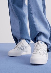 adidas Originals FORUM BOLD STRIPES - Sporta apavi - foottwear white/halo blue/light blue