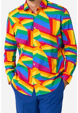 Homme portant une chemise à manches longues boutonnée avec un motif géométrique abstrait coloré en rouge, jaune, vert, bleu et violet.
