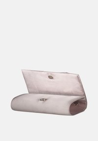 Clutch in satin grigio chiaro con una texture liscia, forma arrotondata e chiusura a scatto magnetico. L'interno è foderato di un colore leggermente più scuro.