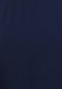 Tessuto blu navy con una texture liscia, caratterizzato da sottili variazioni nel motivo e un aspetto uniforme e costante su tutta la superficie.