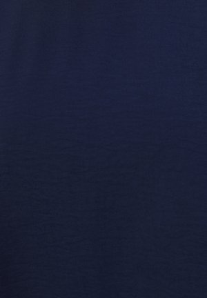 Námořnická modrá látka s hladkým povrchem, s jemnými variacemi v vzoru a jednotným, konzistentním vzhledem po celé ploše.