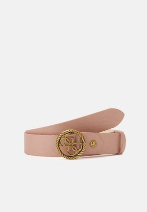 Lichtroze leren riem met een ronde, gedraaide gouden gesp met verweven decoratieve initialen.