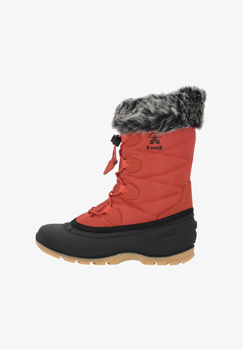 Rød isoleret vinterstøvle med en faux fur kant, tekstureret stofoverdel, gummisål og snøresystem for et sikkert fit. Vandtæt design.