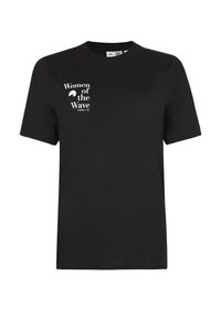Sort kortærmet bomulds t-shirt med grafisk tekst "Women of the Wave" i hvid på venstre brystområde. Klassisk crew-neck.
