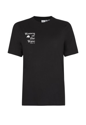 Schwarzes, kurzärmliges Baumwoll-T-Shirt mit dem grafischen Text "Women of the Wave" in Weiß auf der linken Brustseite. Klassischer Rundhalsausschnitt.