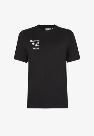 Črna kratkotrajna bombažna majica s kratkimi rokavi, ki vsebuje grafični napis "Ženske valov" v beli barvi na območju levega prsnega dela. Klasičen okrogli izrez.