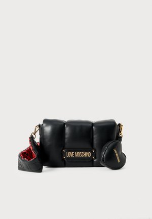 PUFFY LOGO - Håndtasker - black/red