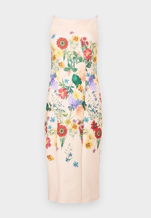 Robe longue sans manches de couleur rose pâle, ornée d'un motif floral multicolore détaillé avec des fleurs rouges, jaunes, violettes et bleues.